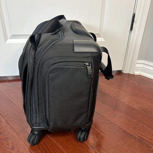 Tumi Alpha 2 - 4 Wheeled Compact Duffel Black NWT - Picture 2 of 8